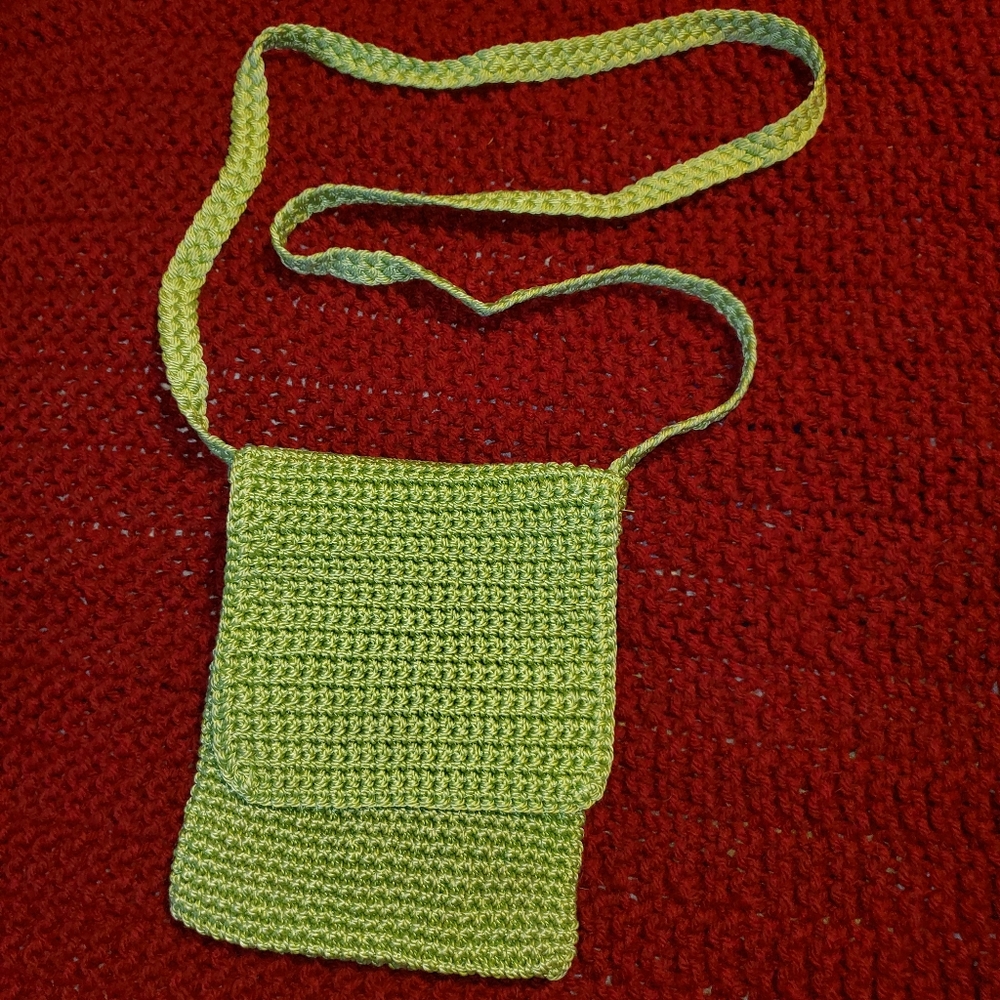 Versatile crossbody or shoulder bag in pretty lime
